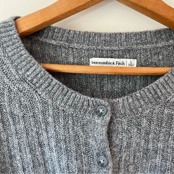 CLOSET CLOSING TODAY • LAST CHANCE✨NWT a&f crewneck cropped cardigan - Picture 2 of 7